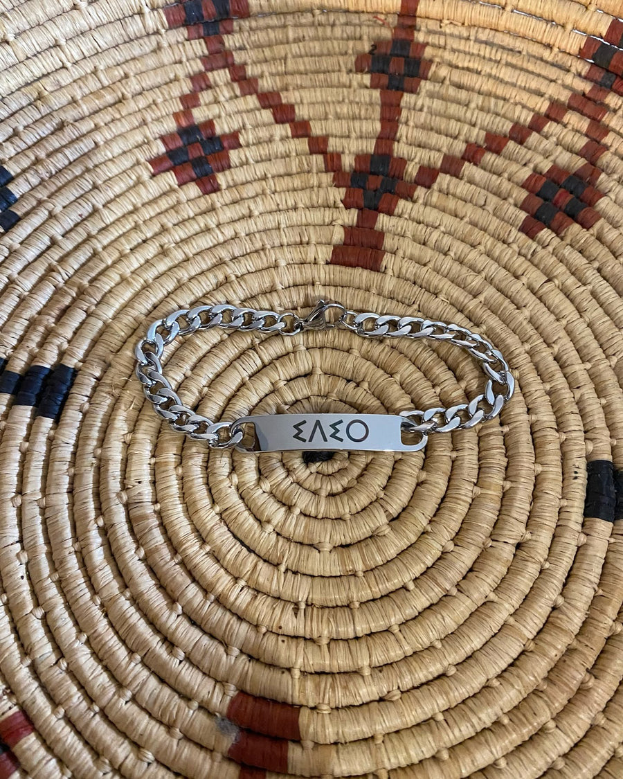 Bracelet chaîne argenté avec plaque gravée en tifinagh amazigh – Tizgha