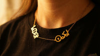 collier personnalisé 2 prénoms doré sur fond blanc – bijou prénom Tizgha