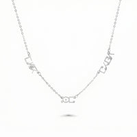 collier personnalisé 3 prénoms argent sur fond blanc – bijou famille Tizgha