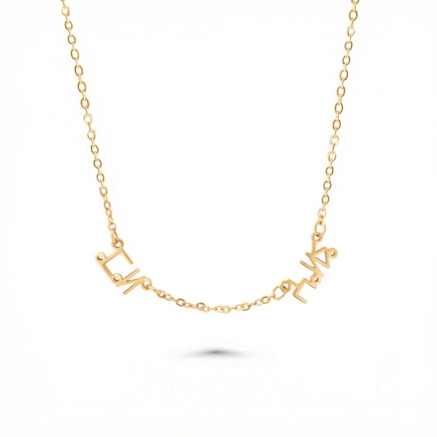 collier personnalisé 2 prénoms doré sur fond blanc – bijou prénom Tizgha